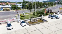 Yihuasenju Holiday Hotel - Mountain view