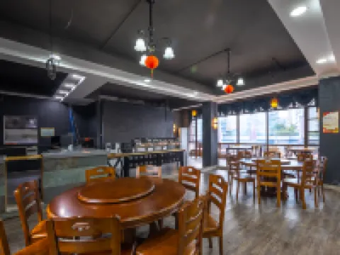 Wayalu Theme Hotel (Forest Lake Branch on March 3rd Avenue, Wuzhishan) Hotels in Wuzhishan