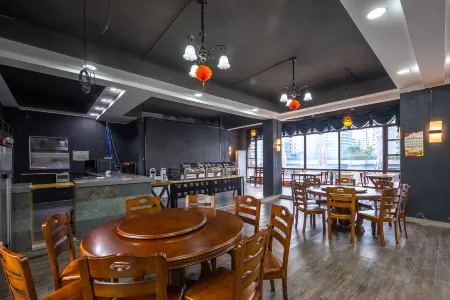 Wayalu Theme Hotel (Forest Lake Branch on March 3rd Avenue, Wuzhishan) Отели рядом с достопримечательностью «Taipingshan Pubu»