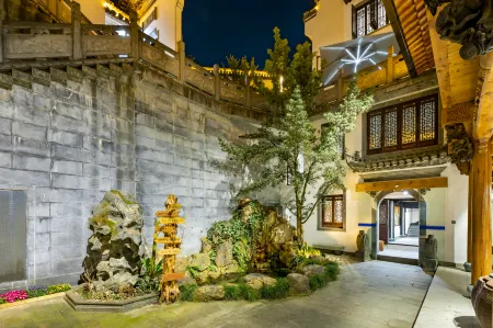 Floral Lux Hotel · Shexian Ji Rong Shan Guan Culture Theme Hotel Отели рядом с достопримечательностью «Zheng's Ancestral House of She County»