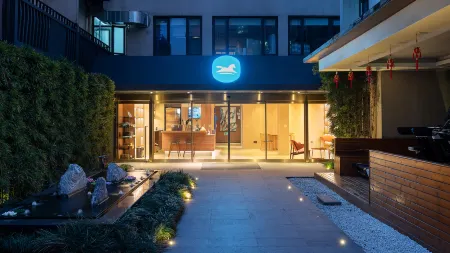 Hanting Hotel (Shanghai Lujiazui Financial Center Minsheng Road)