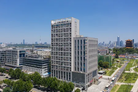 Vienna International Hotel (Wuhan Yellow Crane Tower Pengliuyang Subway Station)