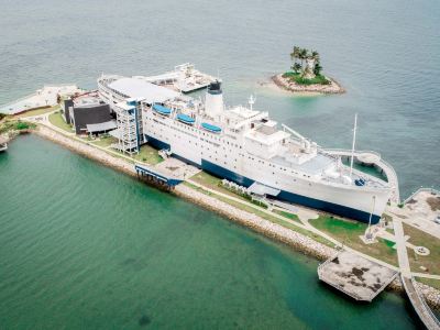Doulos Phos The Ship Hotel