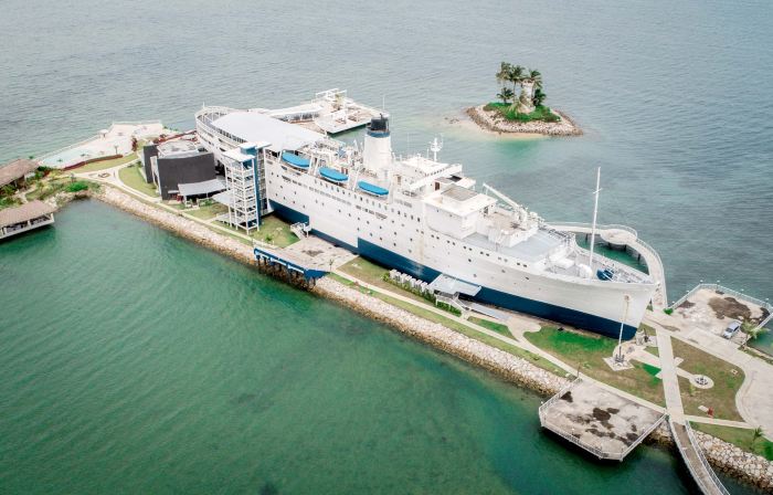 Doulos Phos The Ship Hotel