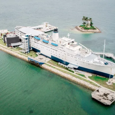 Doulos Phos The Ship Hotel Hotels near Bandar Bentan Telani Ferry Terminal