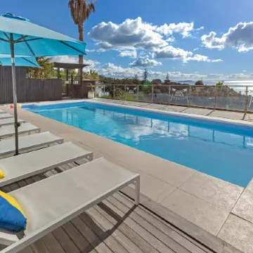 Waiheke Island Resort Conference & Accommodation Centre Отели рядом с достопримечательностью «Автобус Explorer Island Waiheke»