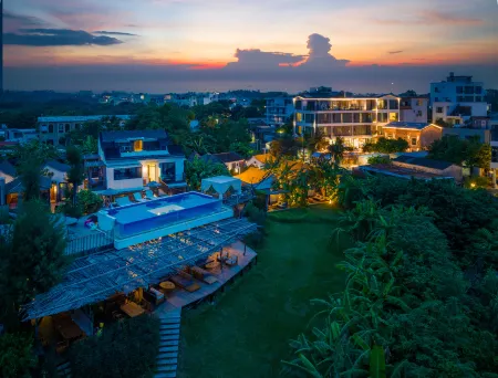 Floral Lux Hotel · Riran Oriental Waikun Tower Hotel Отели рядом с достопримечательностью «Weizhouzhen»