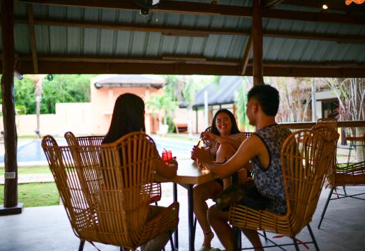 아브라함 보홀의 활기찬 야외 풀