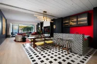 Radisson Red Yangzhou Slender West Lake