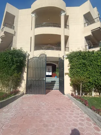 House of Chinese in Egypt Отели рядом с достопримечательностью «Канадский международный колледж - CIC»