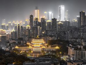 Yunyue Riverview Homestay (Chongqing Lianglukou Light Rail Station)