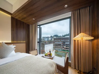 Lingqian River View B&B (Fenghuang Ancient City)