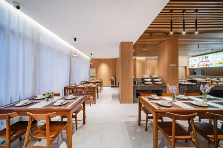 YOURCITY HOTEL Отели рядом с достопримечательностью «King of Min's Tomb»