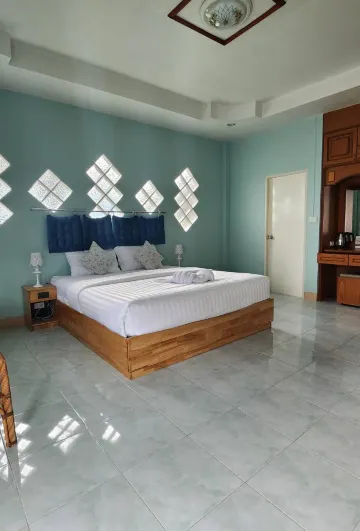 ห้องเตียงใหญ่ พร้อมระเบียง