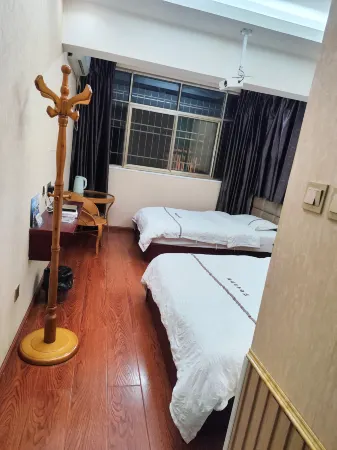 Lake Joy Hotel Отели рядом с достопримечательностью «Отдел Управления охраны Уезда Чуанбэ, национальный природный заповедник Юньнань Циншань»