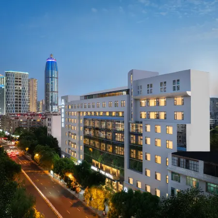 Qujing Qilin Garden South Gate Atour Hotel Отели в г. Цюйцзин