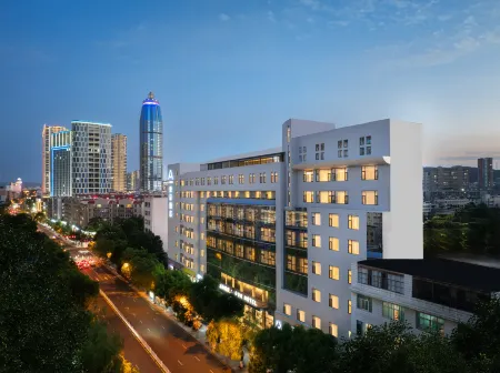 Qujing Qilin Garden South Gate Atour Hotel Отели в г. Цюйцзин