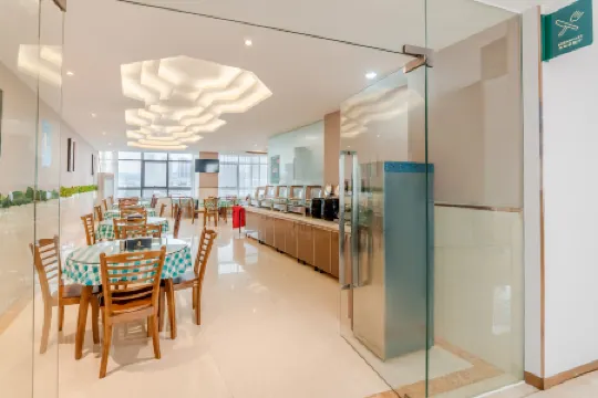 Kailin International Hotel (Shenzhen Guangming Street subway station) Отели рядом с достопримечательностью «Guangming Mass Sports Center»