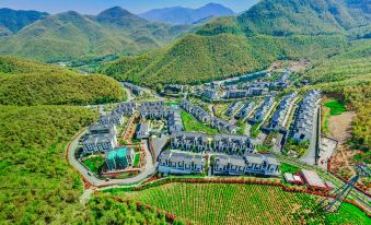 Wowo Hotel (Panda Tribe Adventure Park)