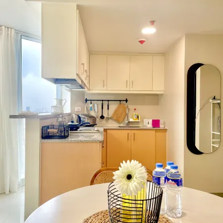 Thompson Suites BGC (Uptown Parksuites Tower 2)