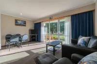 Parklands Motel & Apartments Te Anau Отели рядом с достопримечательностью «Лейк Генри Вьюинг Дек»