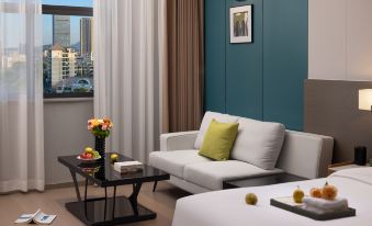 Huizhou Four Seasons Maple Hotel(Huizhou High Speed Rail Station Xinghe Coco Store)