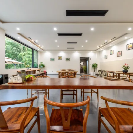 Linxijian Homestay (Bifengxia Scenic Area)