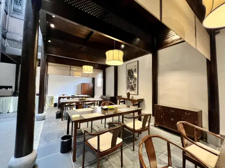 Qiushuiyuan Hotel Отели рядом с достопримечательностью «Mengcheng Confucian Temple»