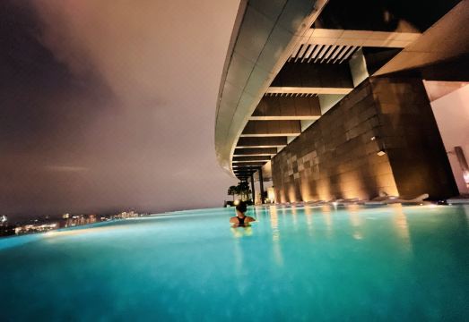 Eaton Residences 야경 뷰