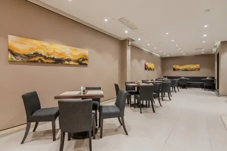 Homeinn Plus Hotel (Nanjing Longjiang Subway Station Dinghuaimen Street) Отели рядом с достопримечательностью «Zhongshan Ferry Terminal»