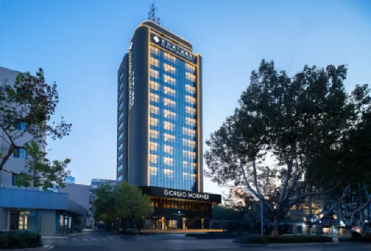 The GiorgioMorandi Hotels (Jinan Quancheng Plaza Commercial Area Daming Lake) Hotels near Heihu Spring