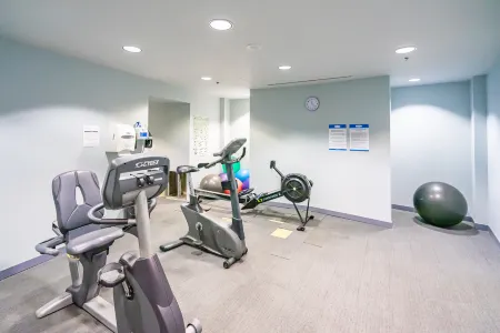 Modern & Cozy Stay in the Heart of Downtown Vancouver Отели рядом с достопримечательностью «Дэвид Томпсон Секондари Скул»