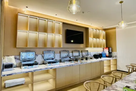 Qilinwan Hotel (Xiangyang Changhong Road Minfa Plaza) Отели рядом с достопримечательностью «Fengchu Bridge»