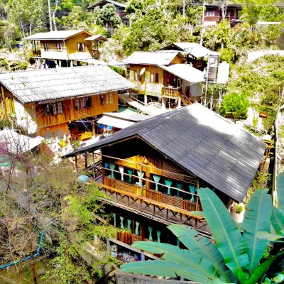 Baanmaipai Tiamta Maekampong Hotels near Mae Kampong Village