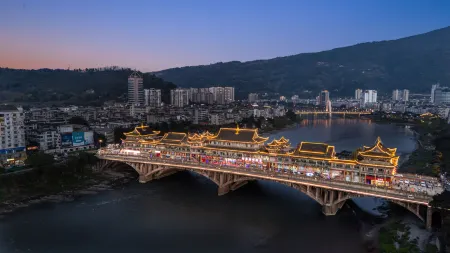 Thousands of miles to ride a bicycle to live in the other courtyard (Ya'an Covered Bridge Branch) Отели рядом с достопримечательностью «Yazhou Lounge Bridge»