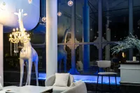 Mengyuan RESOR 360° View Hotel: Starry Pool & Hot Spring, Shili Gallery Yulong River - bar