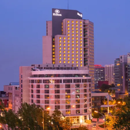 Hilton Beijing（US Embassy） Отели рядом с достопримечательностью «Посольство США»
