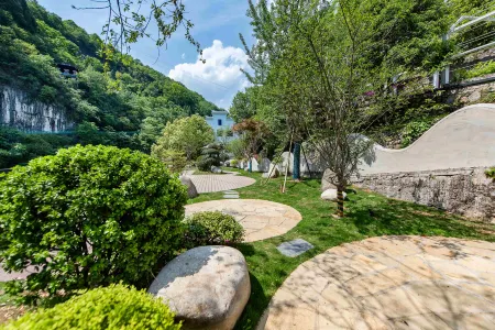 Taofanting Riverside Homestay (Sanyou Cave Scenic Area) Отели рядом с достопримечательностью «The Xiling Gorge “Happy Valley”»