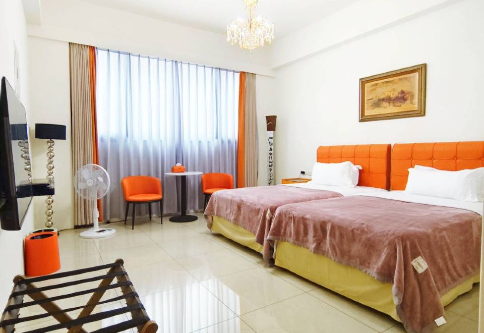 jingcheng homestay의 밝고 깔끔한 객실 내부