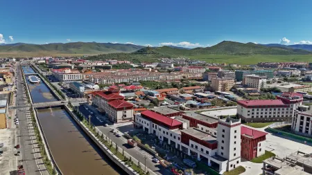 Yak Holiday HotelHoliday Hotel (Hongyuan Silver Pearl Square Branch) Отели рядом с достопримечательностью «Ruixiang Tower»