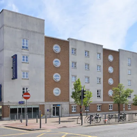 Travelodge Watford Central Отели рядом с достопримечательностью «Железнодорожный вокзал Уотфорда»