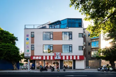 君華軒美宿（紅海灣店） 施公寮風車島澳正旅遊景區附近的飯店