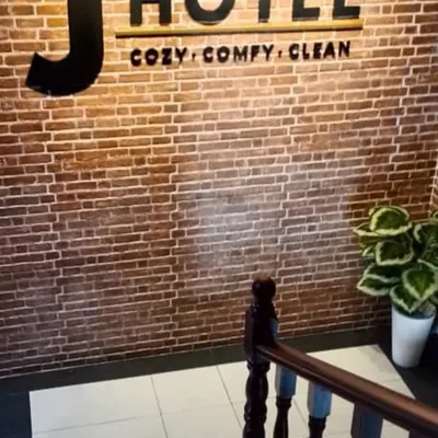 J Hotel Petaling Jaya 鄰近鄧普勒路站的酒店