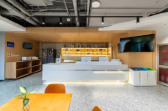 Beijing Yizhan Youth Hotel (Yansha Liangmaqiao Subway Station)