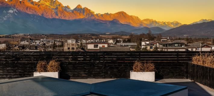 Experience the breathtaking panorama of snow-capped mountains in a luxurious villa. Hotels in Yulong