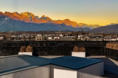 Experience the breathtaking panorama of snow-capped mountains in a luxurious villa. Hotels in Baisha old town/FOLIDAY Town Lijiang Mediterranean Resort