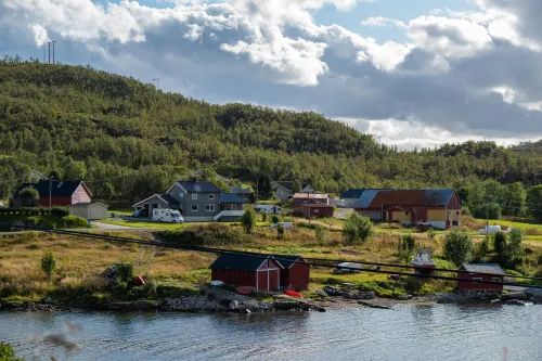 Large modern house, perfect for northern lights hunting.