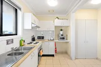 Peaceful Rooms – Easy Access to Transit & Local Stores