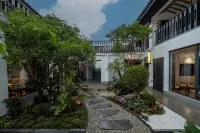 Weishan Qichi Dongfang Holiday Courtyard-Style Hotel