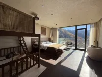 Cloudrest Moon Cliff Lodge